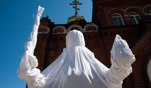 Установка памятника Николая Чудотворца на постамент