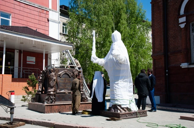 Установка памятника Николая Чудотворца на постамент