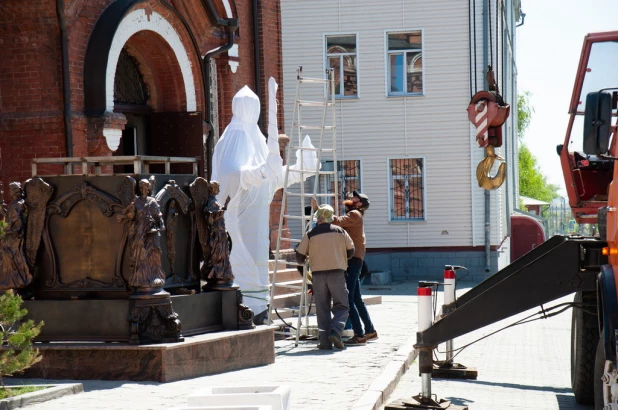 Установка памятника Николая Чудотворца на постамент