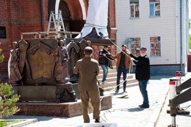 Установка памятника Николая Чудотворца на постамент