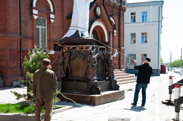 Установка памятника Николая Чудотворца на постамент