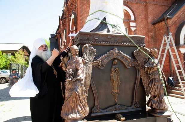 Установка памятника Николая Чудотворца на постамент