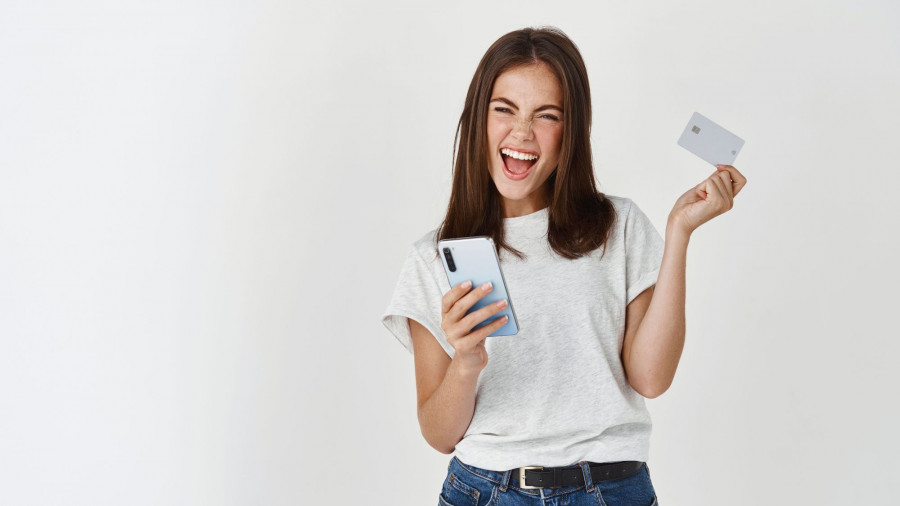 Девушка со смартфоном и кредитной картой.