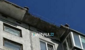 Барнаульцы пожаловались на аварийную крышу многоквартирного дома.