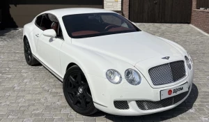 Белоснежную Bentley с красным кожаным салоном продают за 4,65 млн рублей в Барнауле.