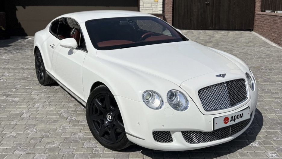 Белоснежную Bentley с красным кожаным салоном продают за 4,65 млн рублей в Барнауле.