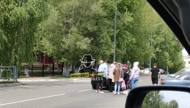 Пенсионерка выбежала на дорогу и попала под колеса авто в Барнауле