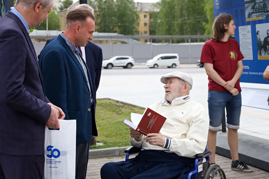 У театра Драмы открылась большая выставка, посвященная юбилею АлтГУ.