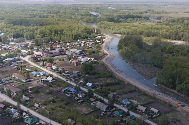 Виктор Томенко осмотрел строящуюся дамбу и место пожара в Краснощеково.