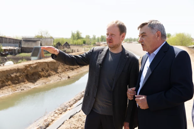 Виктор Томенко осмотрел строящуюся дамбу и место пожара в Краснощеково.