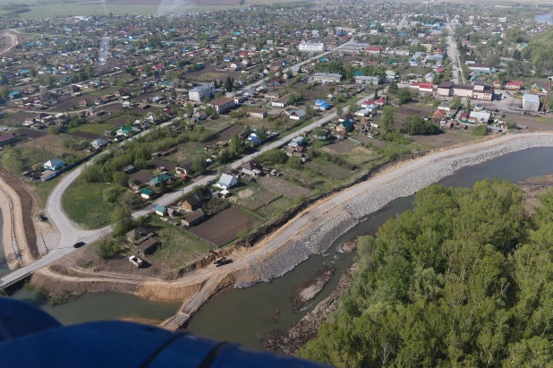 Виктор Томенко осмотрел строящуюся дамбу и место пожара в Краснощеково.