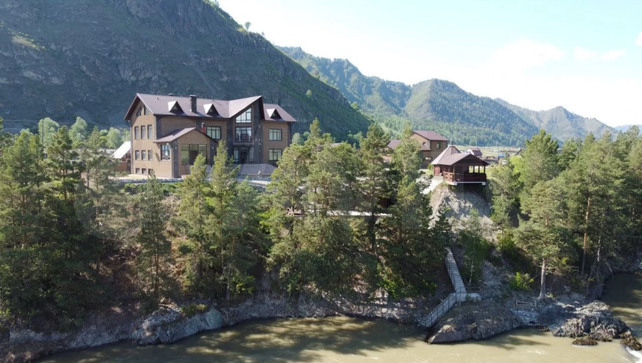 Собственный дворец в зеленых горах продают за 199 млн рублей на Алтае