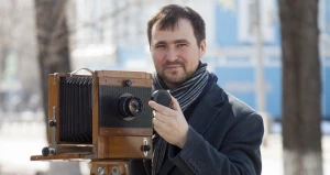 Николай Потешкин и ретро-фотоаппарат.