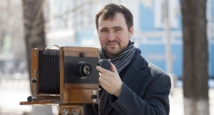 Николай Потешкин и ретро-фотоаппарат.