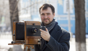 Николай Потешкин и ретро-фотоаппарат.