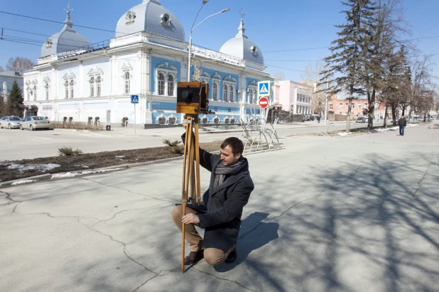 Николай Потешкин и ретро-фотоаппарат.