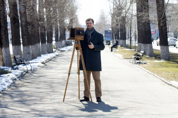 Николай Потешкин и ретро-фотоаппарат.