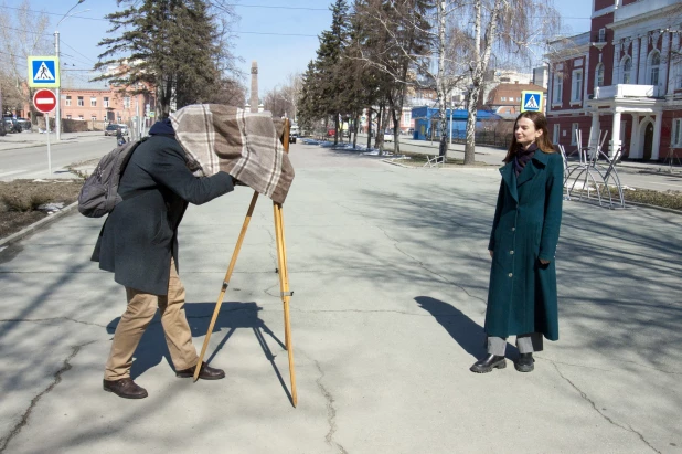 Николай Потешкин и ретро-фотоаппарат.