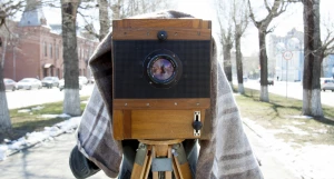 Николай Потешкин и ретро-фотоаппарат.