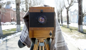 Николай Потешкин и ретро-фотоаппарат.
