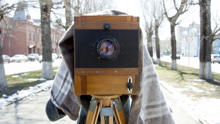 Николай Потешкин и ретро-фотоаппарат.