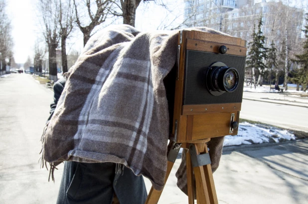 Николай Потешкин и ретро-фотоаппарат.