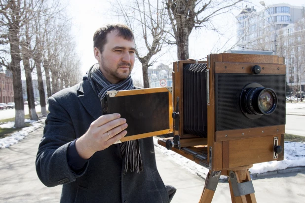 Николай Потешкин и ретро-фотоаппарат.