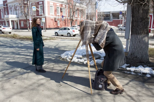 Николай Потешкин и ретро-фотоаппарат.