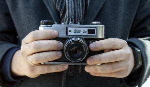 Николай Потешкин и ретро-фотоаппарат.