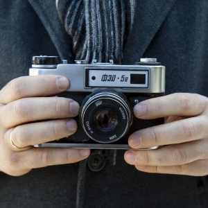 Николай Потешкин и ретро-фотоаппарат.