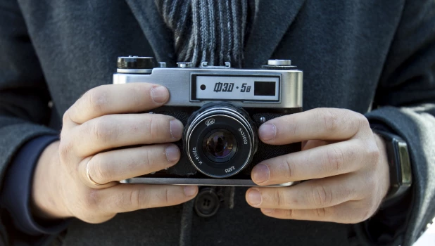 Николай Потешкин и ретро-фотоаппарат.