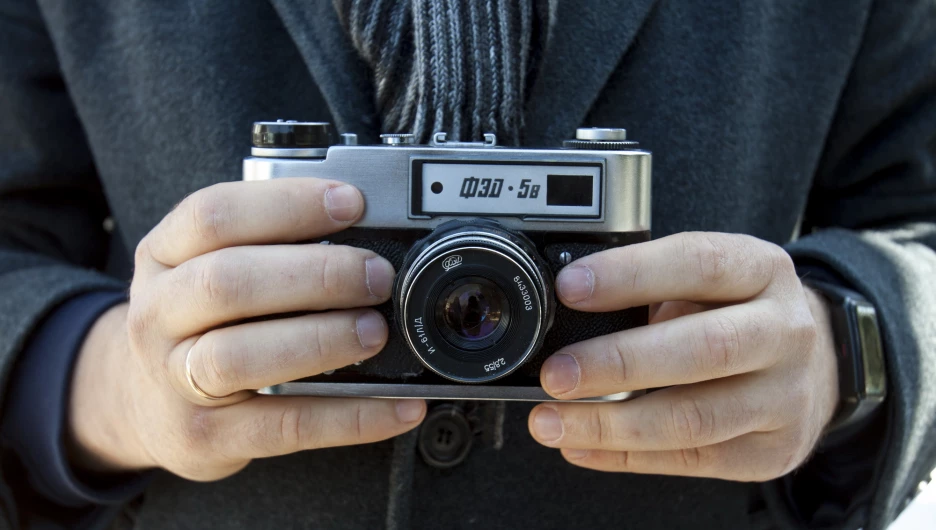 Николай Потешкин и ретро-фотоаппарат.