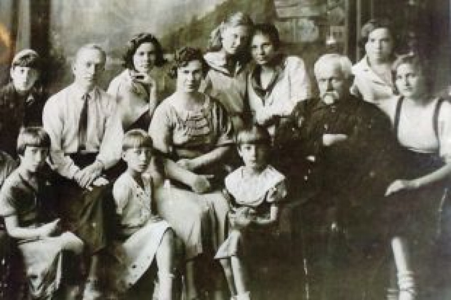 Антоний Марцинковский в кругу учеников музыкальной школы и её педагогов, дата фото не указана.