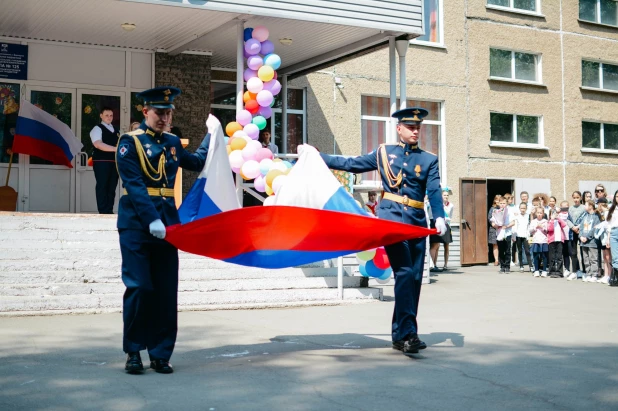 Последний звонок в школе №125.