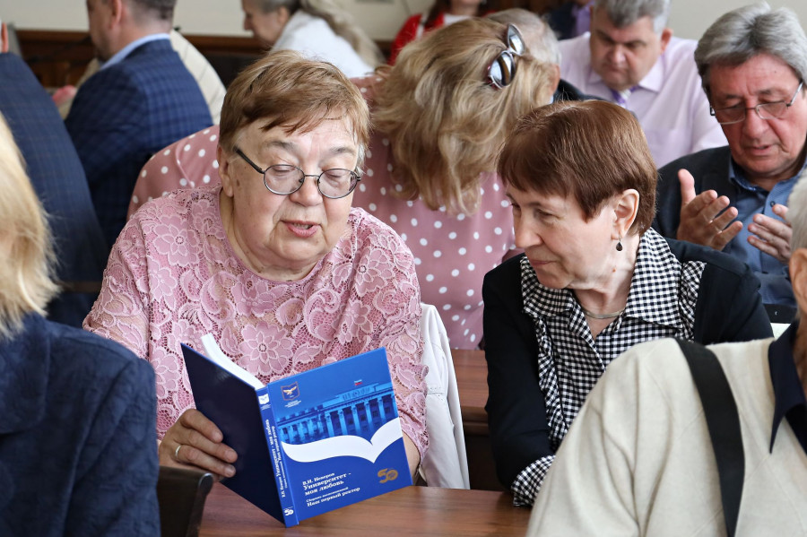 В АлтГУ презентовали юбилейные издания, посвященные истории вуза.