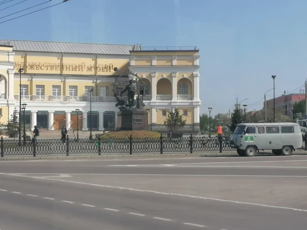 Высадка деревьев на площади Октября