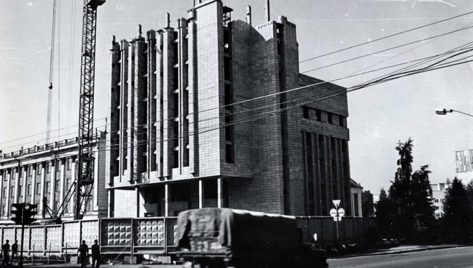 Строительство главного корпуса Алтайского государственного университета, дата фото не указана.