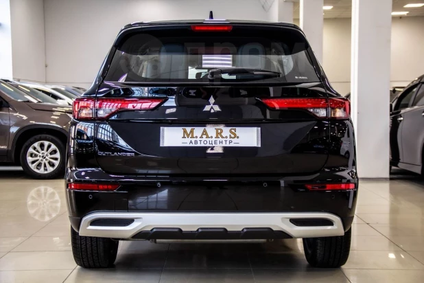 Космический корабль. Mitsubishi Outlander продают за 4 млн рублей в Барнауле 