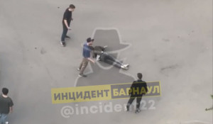 Подросток упал и забился в конвульсиях во время школьных разборок в Барнауле