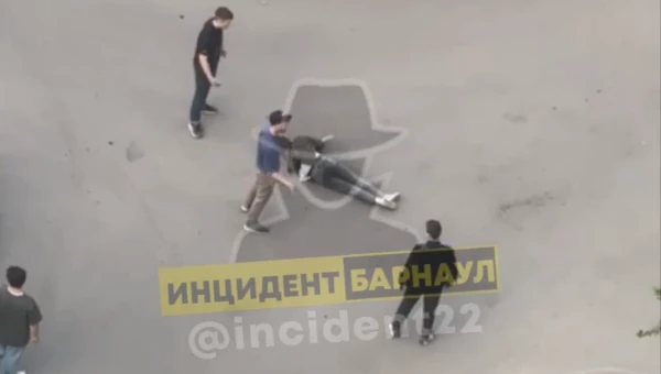 Бьющуюся в конвульсиях и кидающуюся на машины девушку сняли на видео в Ростове