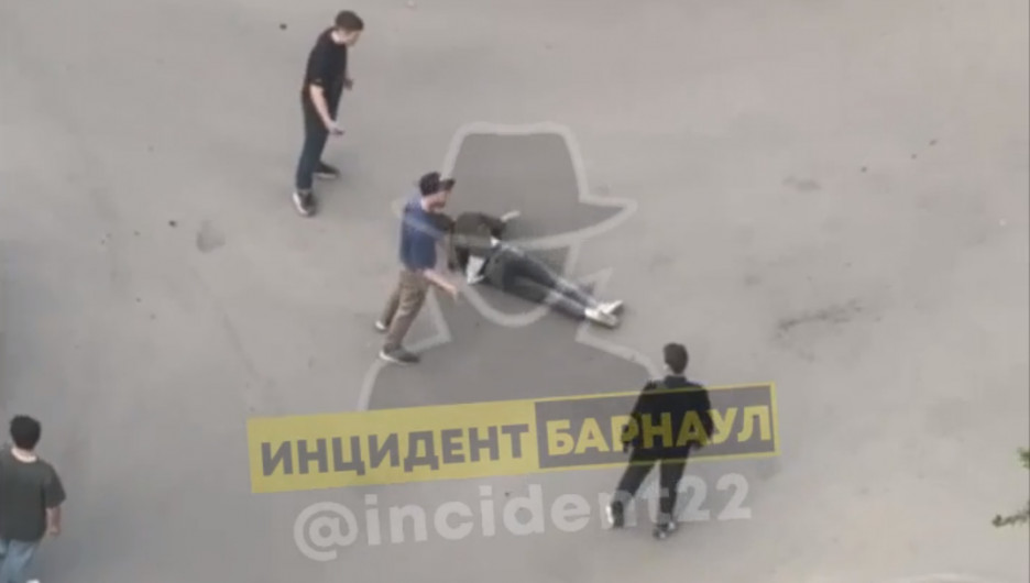 Подросток упал и забился в конвульсиях во время школьных разборок в Барнауле