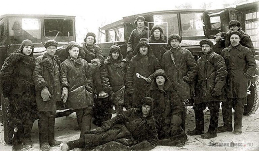 Группа шоферов «СовМонгТорга». В рамке – Мария Панкова, первая женщина-шофер на Чуйском тракте. Бийск, фото 1931 года.