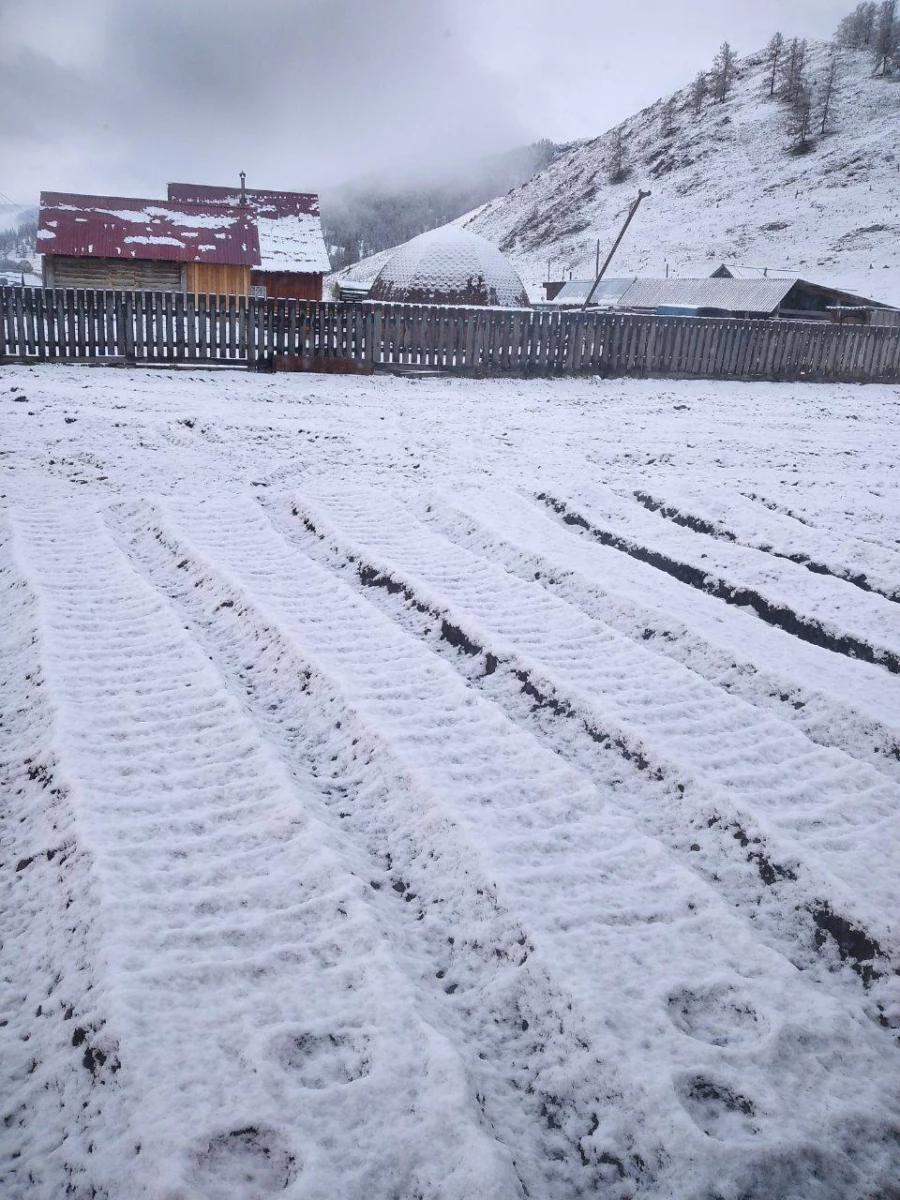 Снег в селе Беш-Озёк в Шебалинском районе