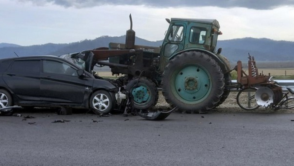 На Алтае в страшном ДТП с трактором погиб водитель иномарки и пострадали дети 