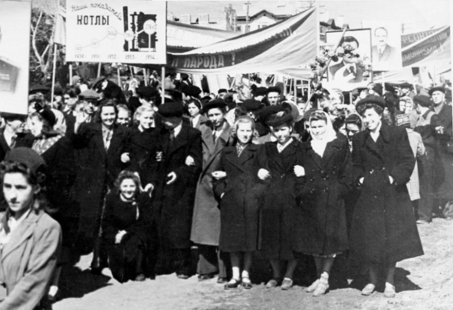 Демонстрации Барнаульского котельного завода, фото 1950-х годов.