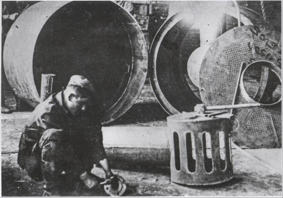 производство атмосферных деаэрационных колонок в барнаульском котельном заводе, фото 1943 года.