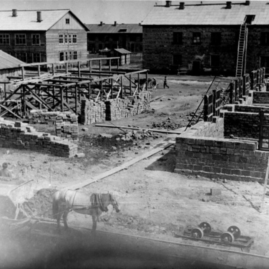 Строительство Барнаульского котельного завода, эвакуированного из Ленинграда, фото 1942 года.