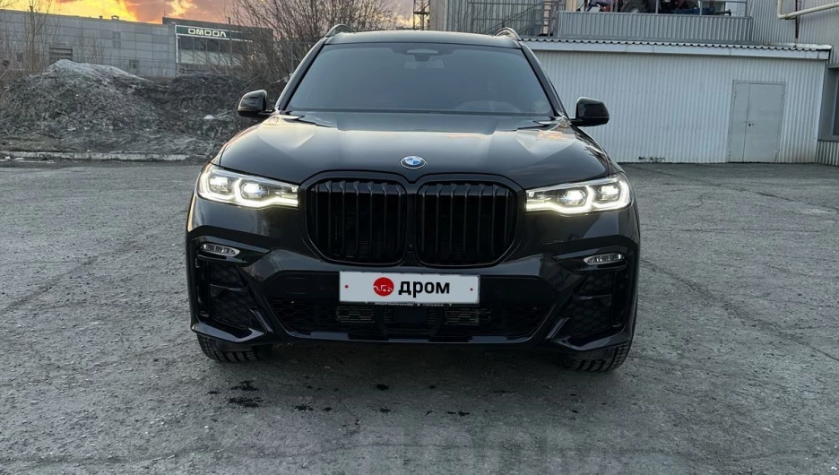 BMW X7 в лучах закатного солнца продают за 12,3 млн рублей в Барнауле