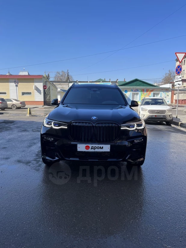 BMW X7 в лучах закатного солнца продают за 12,3 млн рублей в Барнауле