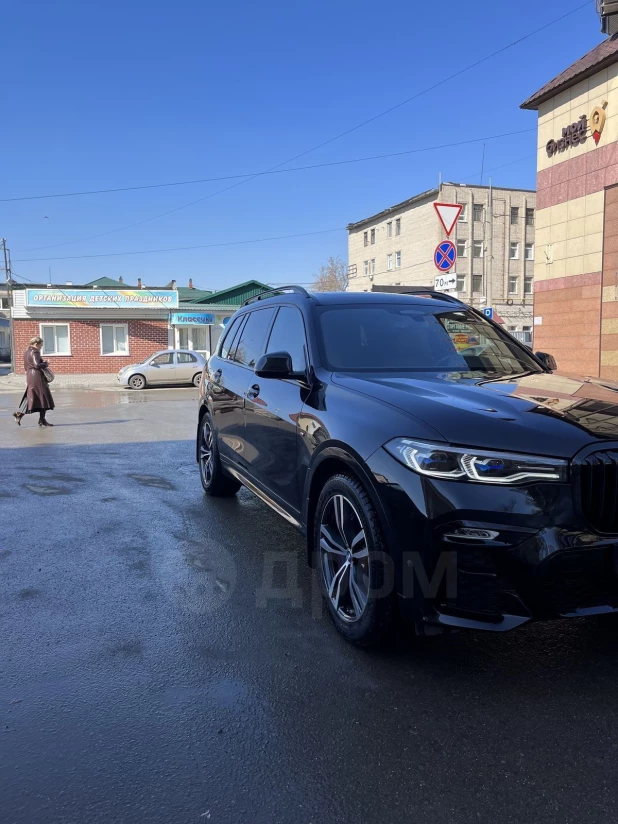 BMW X7 в лучах закатного солнца продают за 12,3 млн рублей в Барнауле